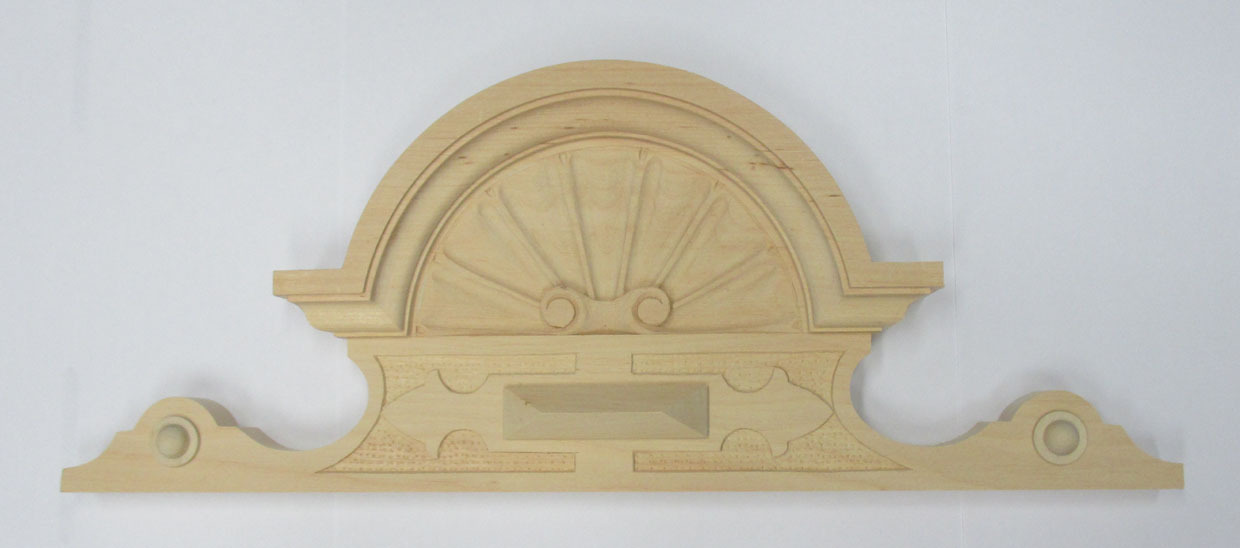 1 Stück Möbelholzverzierung Holzkrone handgeschnitzt aus Erle 360 x 190 mm 