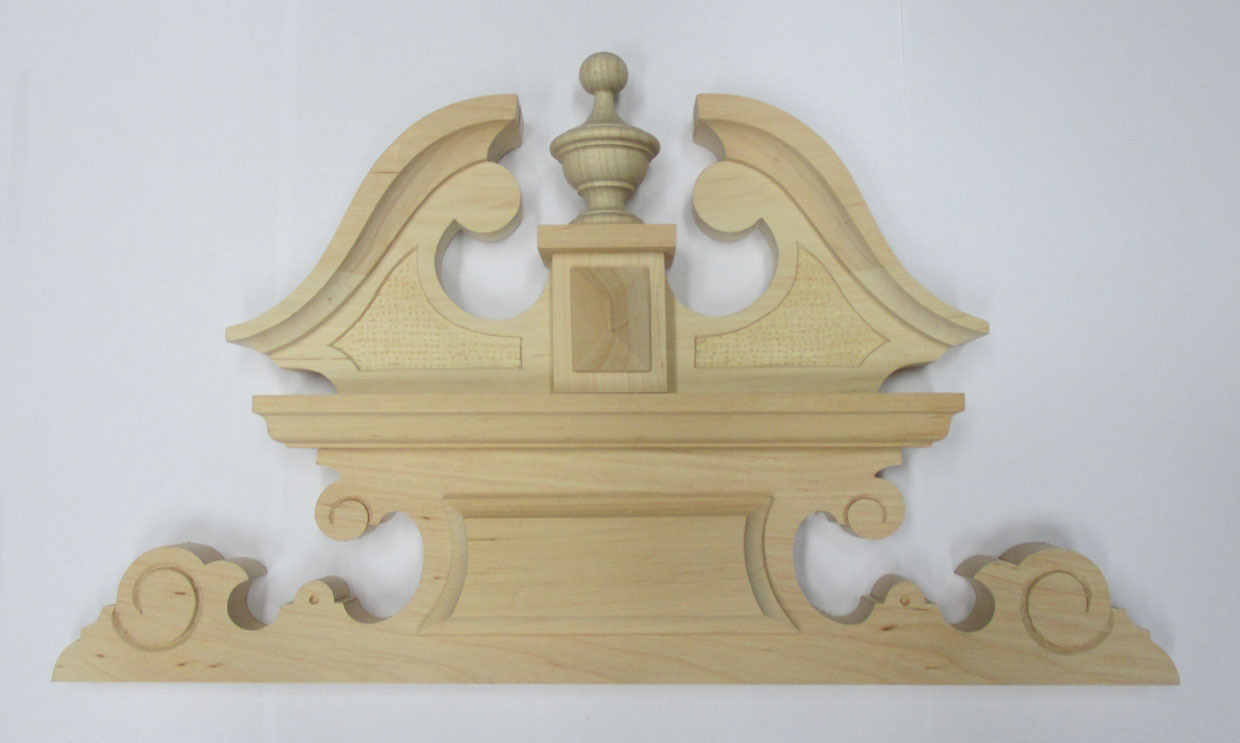 1 Stück Möbelholzverzierung Holzkrone handgeschnitzt aus Erle 340 x 195 mm 