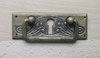 Schlüsselschild mit Griff waagerecht aus Messing "Jugendstil" patiniert, 98x35 mm - 1 Stück
